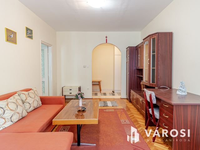 Első emeleti tégla: Nappali + 1-ből akár + 2 szoba!
