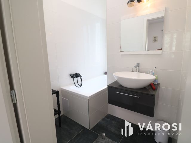 Nappali +3 szoba + 2 fürdő, a belvárosben !