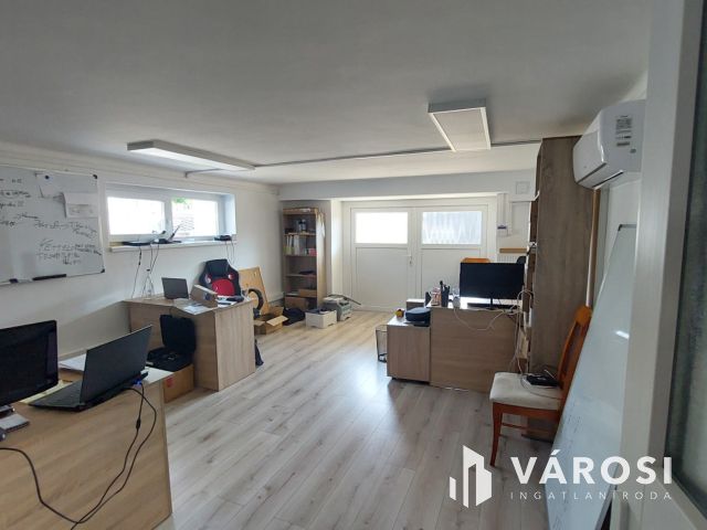 Energiahatékony iroda sok parkolóval, két utcai bejárattal