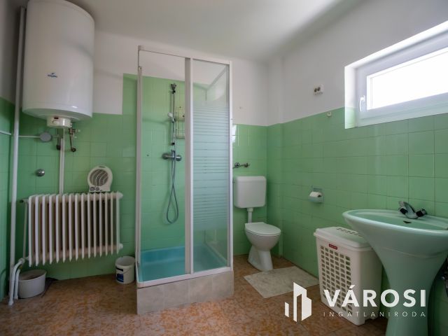Jó állapotú nappali + 3 szobás családi ház Magyaralmáson