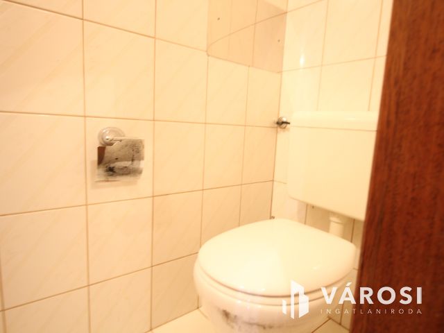 Lakás garázzsal, kerttel.