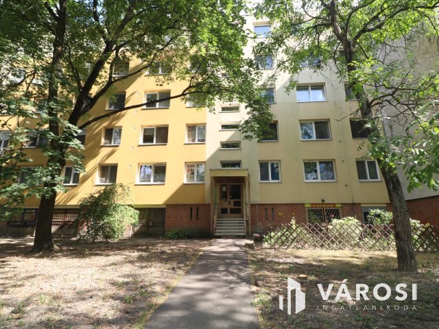 5 szintes épület 2. emeletén a Lugas utcában.